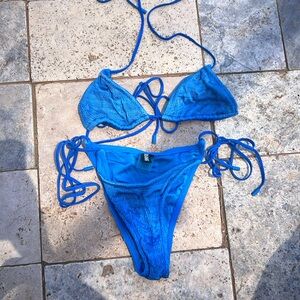 A Triangl blue swimsuit, top and bottom both small, have adjustable straps